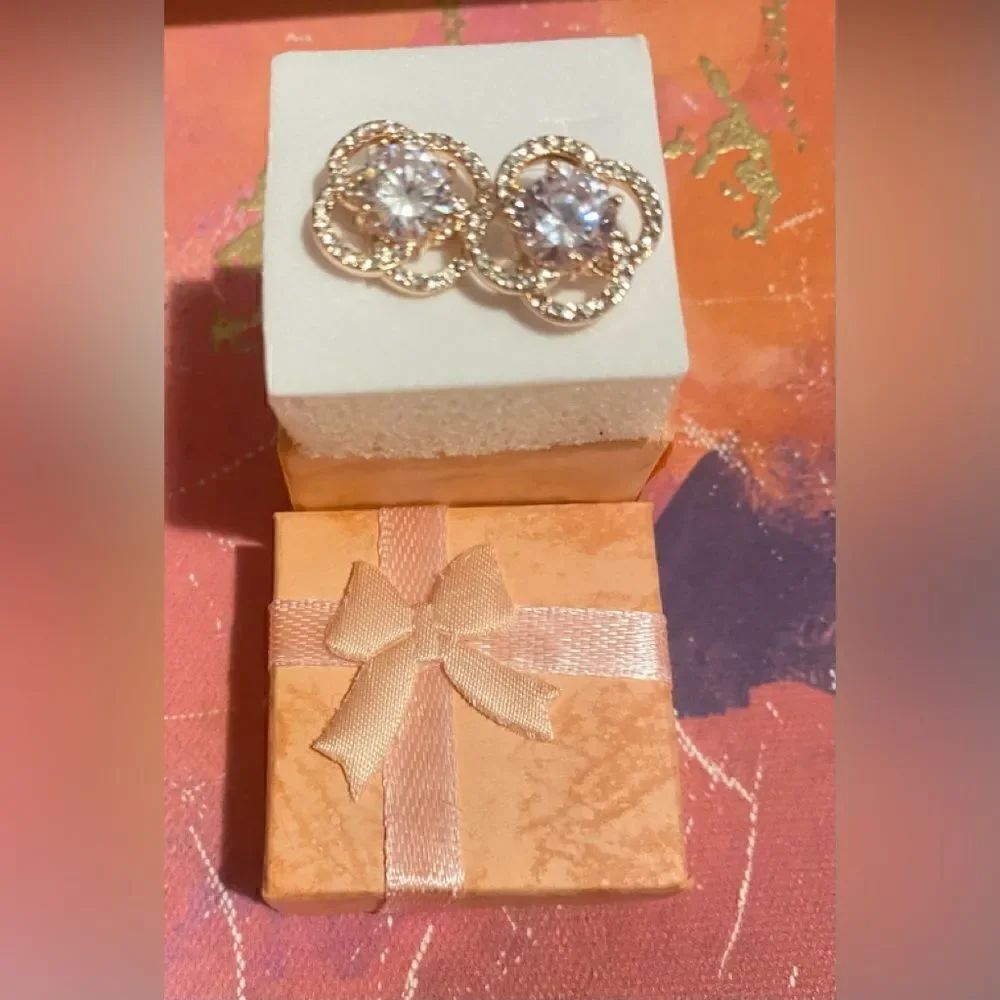 🛍️Swarovski women’s crystal Pierced  square earrings goldtone ideal gift 🎁